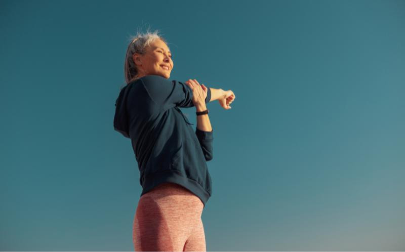 une femme en train de faire du sport en exterieur une femme en train de faire du sport en exterieur