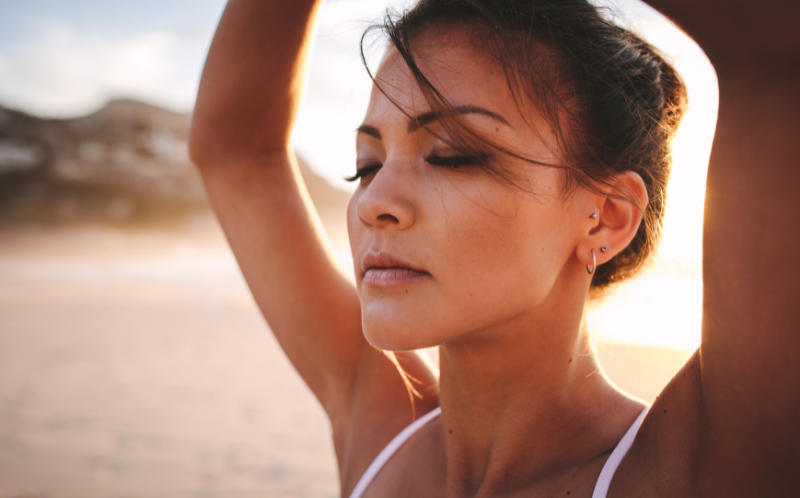 Une femme qui fait du yoga