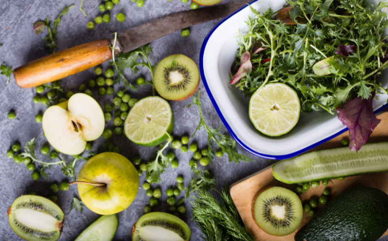 Plusieurs fruits et légumes sur une table