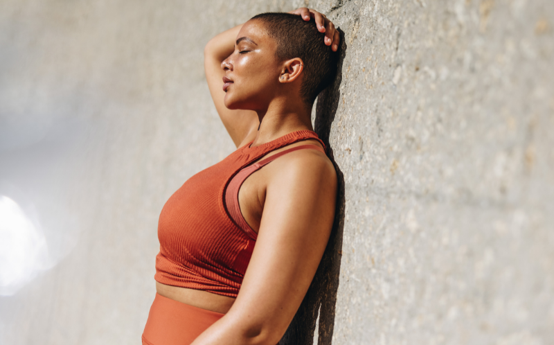 Une femme en tenue de sport
