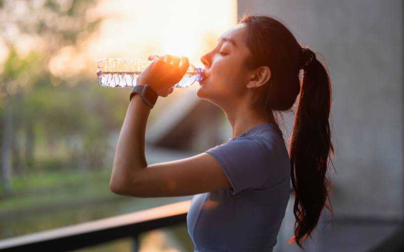 Une femme en train de boire de l'eau Une femme en train de boire de l'eau