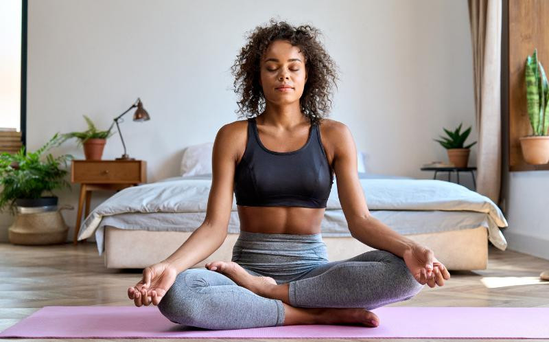 une femme en train de pratiquer le yoga