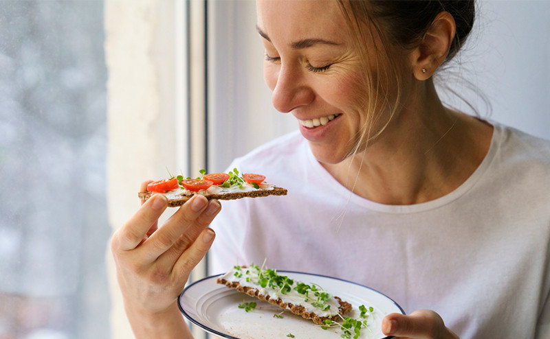 Une femme en train de manger